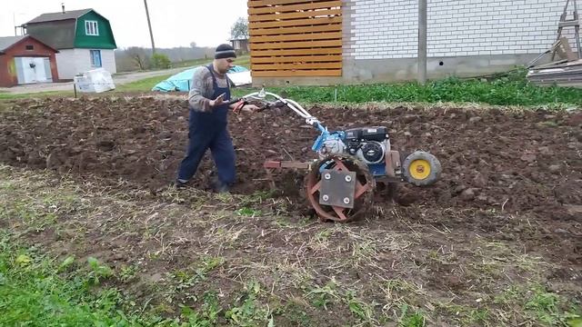 Вспашка плугом ПЦ-1-18 мотоблоком с Мультиагро. Тяжëлый сырой суглинок. Plowing with a plow. смотреть онлайн