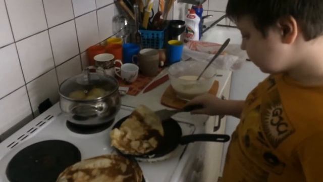 Никита 9 лет, готовит блины на масленицу! смотреть онлайн
