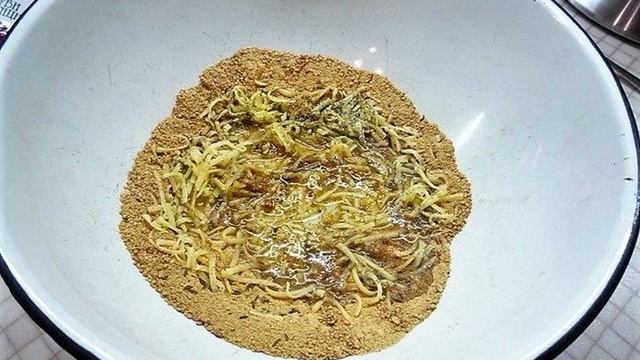 Сырные крекеры с отрубями и свекольным кремом