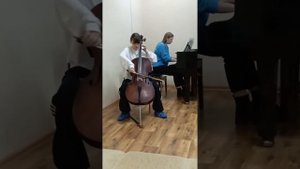 дети учатся играть на виолончели