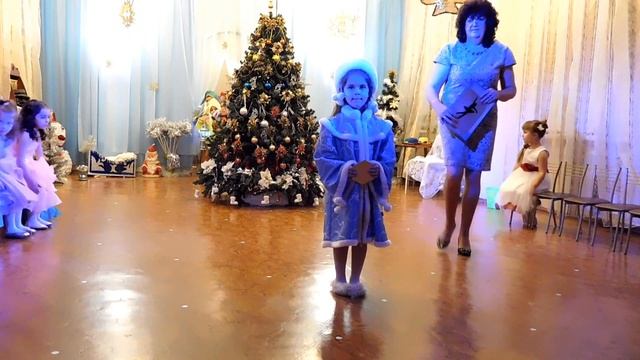 Новогоднее представление ГБДОУ № 38 Калининского р-на СПб. Старшая группа "Солнышко". 28.12.2016 смотреть онлайн