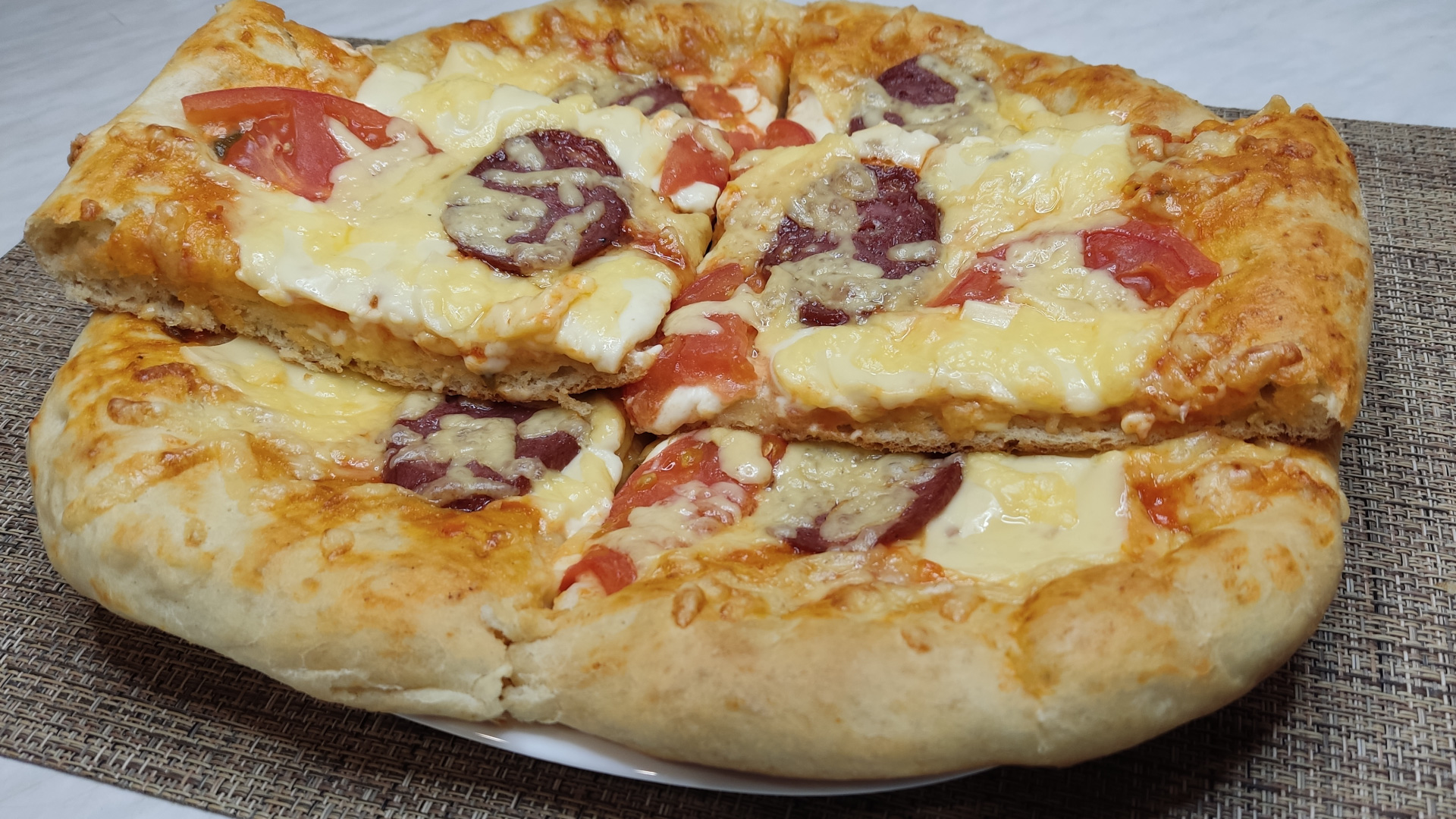 рецепт домашней пиццы в духовке без дрожжей с колбасой и сыром фото 77