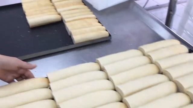 Разрезание булочки для хот-дога