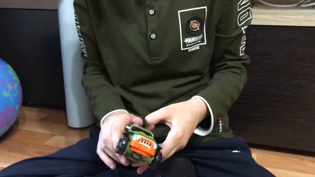 Тоботы в огромном КИНДЕР сюрпризе! тоботы из киндер сюрприза, играем/TOBOT in kinder surprise