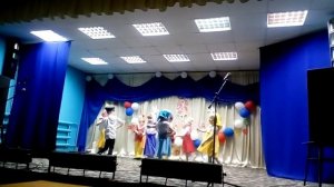 Стоят девчонки