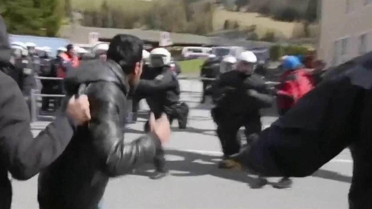 Правозащитники устроили сидячую забастовку на границе в знак солидарности с беженцами