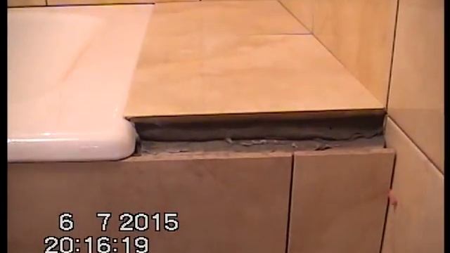 Экран под ванну с полочкой из плитки в конце