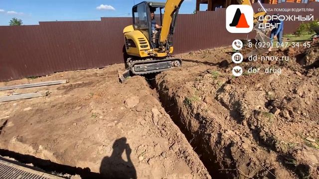 Работа миниэкскаватора по созданию уровней на участке