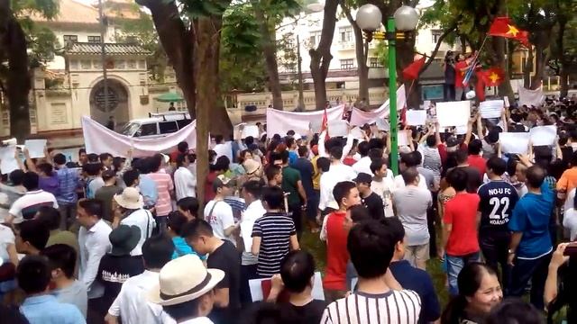 Протесты в Ханое у китайского посольства смотреть онлайн