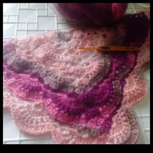 КАК СДЕЛАТЬ КИСТИ ДЛЯ ШАЛИ. 
ВТО ШАЛИ , СВЯЗАННОЙ КРЮЧКОМ