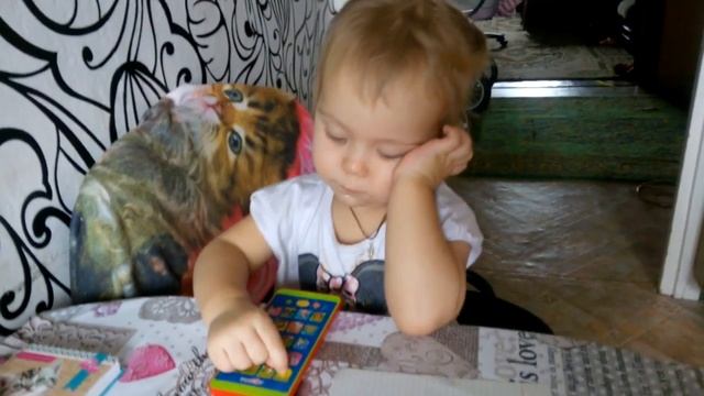 Ребенок рисует и поет песенки !!! Такая лапочка . смотреть онлайн