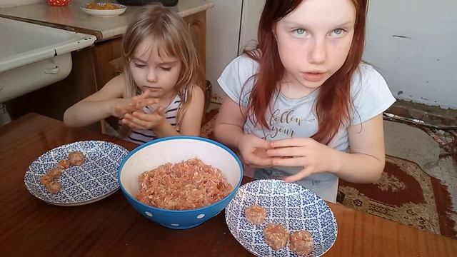 Девочки готовят обед, тушеная картошечка с фрикадельками??