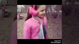 Девочка упала в лужу грази