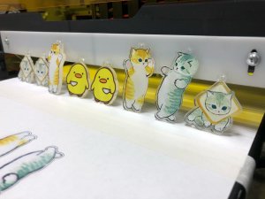 Печать котиков на прозрачном акриле на УФ принтере