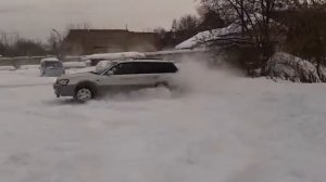 Subaru Legacy Lancaster по рыхлому снегу.