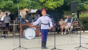 «Из-за леса копий и мечей»