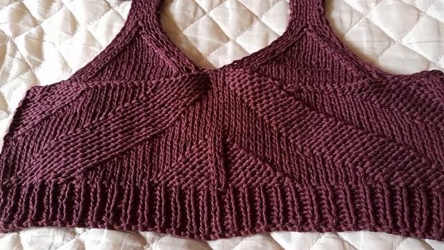 Кроп топ спицами из остатков пряжи. смотреть онлайн