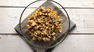 Салат с ветчиной, шампиньонами и кукурузой