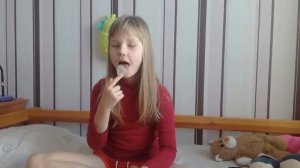 Балуемся. Надуваем пузыри из жвачки.