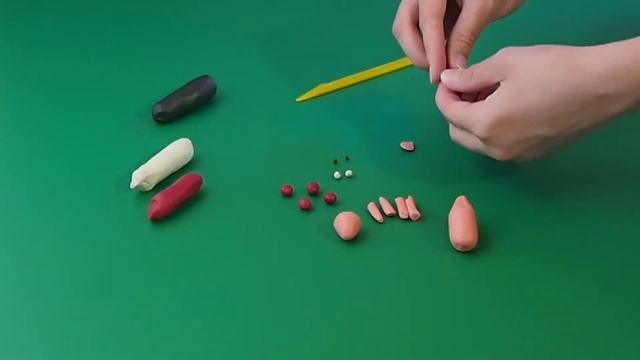 Лепим хрюшку из пластилина