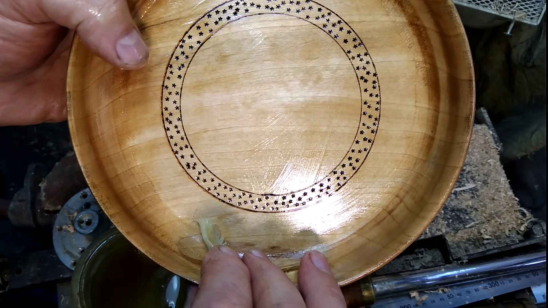 Фруктовая тарелка из тиса ягодного.