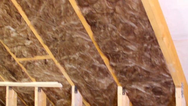 ? Продолжаю утеплять мансарду минеральной ватой. Применяю утеплитель толщиной 150мм и 50мм.