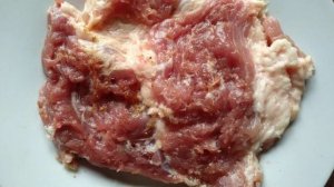 Мясной рулет с яйцом и помидором в духовке