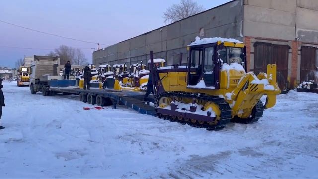 Любиш кататься, люби и саночки возить ЧТЗ Б10М тянет трал на свою перевозку к покупателю / ТехЗап смотреть онлайн