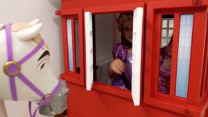 Катя и игрушки для девочек