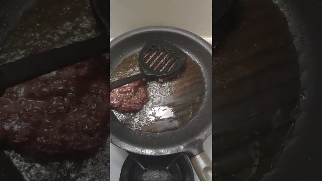 биг мак дома / как сделать бургер в домашних условиях #shorts смотреть онлайн