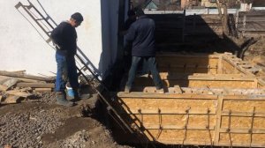 Заливка армопояса бетононасосом