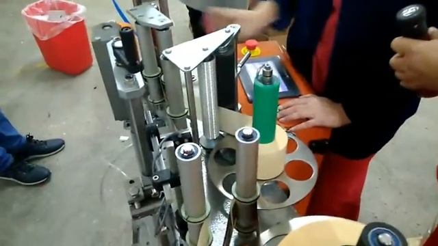 Апликатор для нанесения самоклеющейся этикетки на сувенирную продукцию. смотреть онлайн