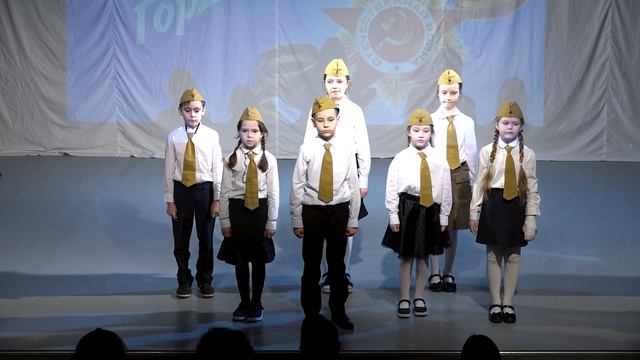 Ансамбль "Васильки". 8 лет. "Солдат молоденький" (сл. М. Львовский, муз. В. Шаинский) смотреть онлайн