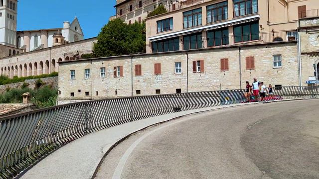 НЕВЕРОЯТНЫЙ !!! ACCИЗИ !!! ИТАЛИЯ. Прогулка по городу Стритстайл. смотреть онлайн