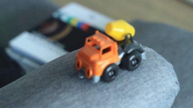 Игрушечная машинка