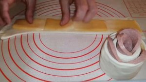 РОЗОЧКИ С СЫРОМ И КОЛБАСОЙ ИЗ СЛОЁНОГО ТЕСТА