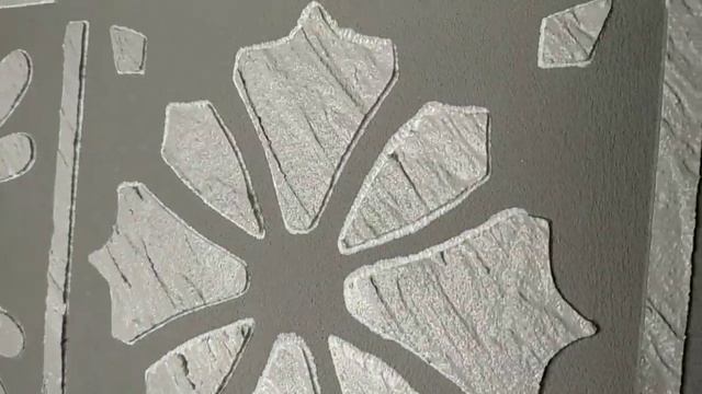 Трафарет и фактурная штукатурка.