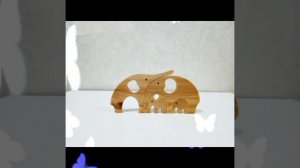 Семья слонов из дерева