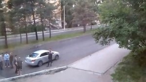 Бандитский Комсомольск на Амуре. Гуляют на проезжей части.