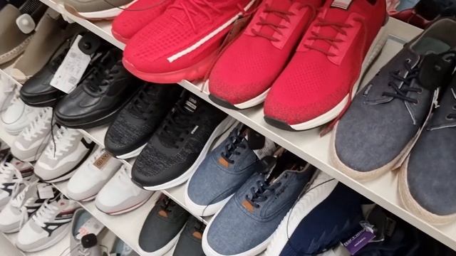 Часовые очереди в примерочные! Открытие самого большого магазина Фамилии в Москве / Familia