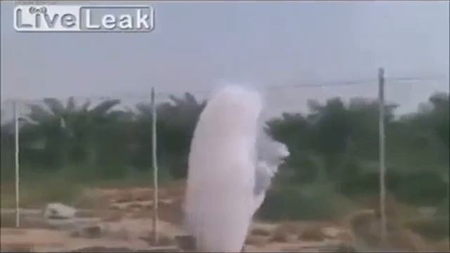 Искуственное облако падает на землю смотреть онлайн