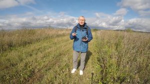 Полезный аксессуар - держатель фотоаппарата на лямке рюкзака.