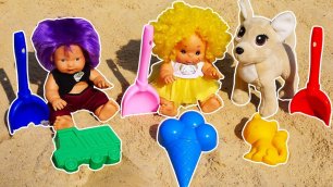 Куклы играют в песочнице! — Игры с песком для самых маленьких. Куличики и формочки