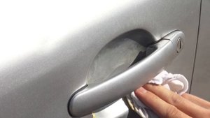 Удаление царапин на автомобиле под дверной ручкой специальной пастой