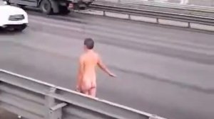 С голым задом ловит попутку