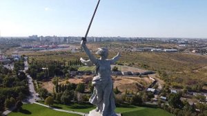 Скульптура «Родина-мать зовёт!» на Мамаевом кургане в Волгограде. Аэросъемка.