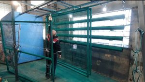 Покраска нескольких секций забора на одной каретке. Порошковая окраска своими руками