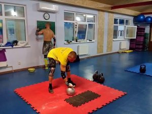 Дядя Саша. Рывок гири 32кг на 26раз.
