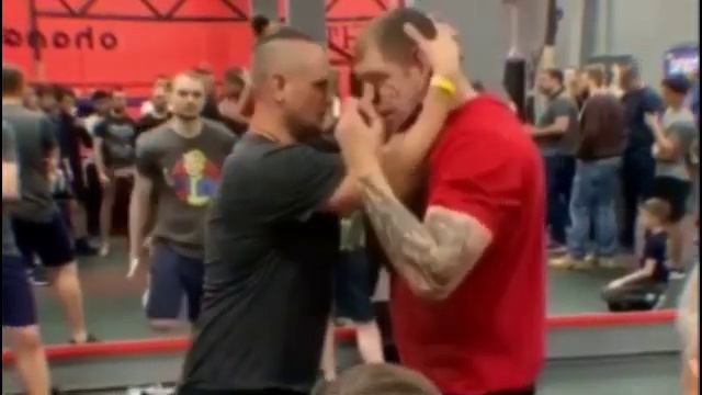 За что Александр Емельяненко дал подзатыльник партнеру на тренировке Переозвучка смотреть онлайн