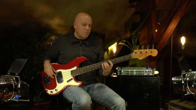 Fender Precsision Bass from 1966 in candy apple red presented by Vintage Guitar Oldenburg смотреть онлайн